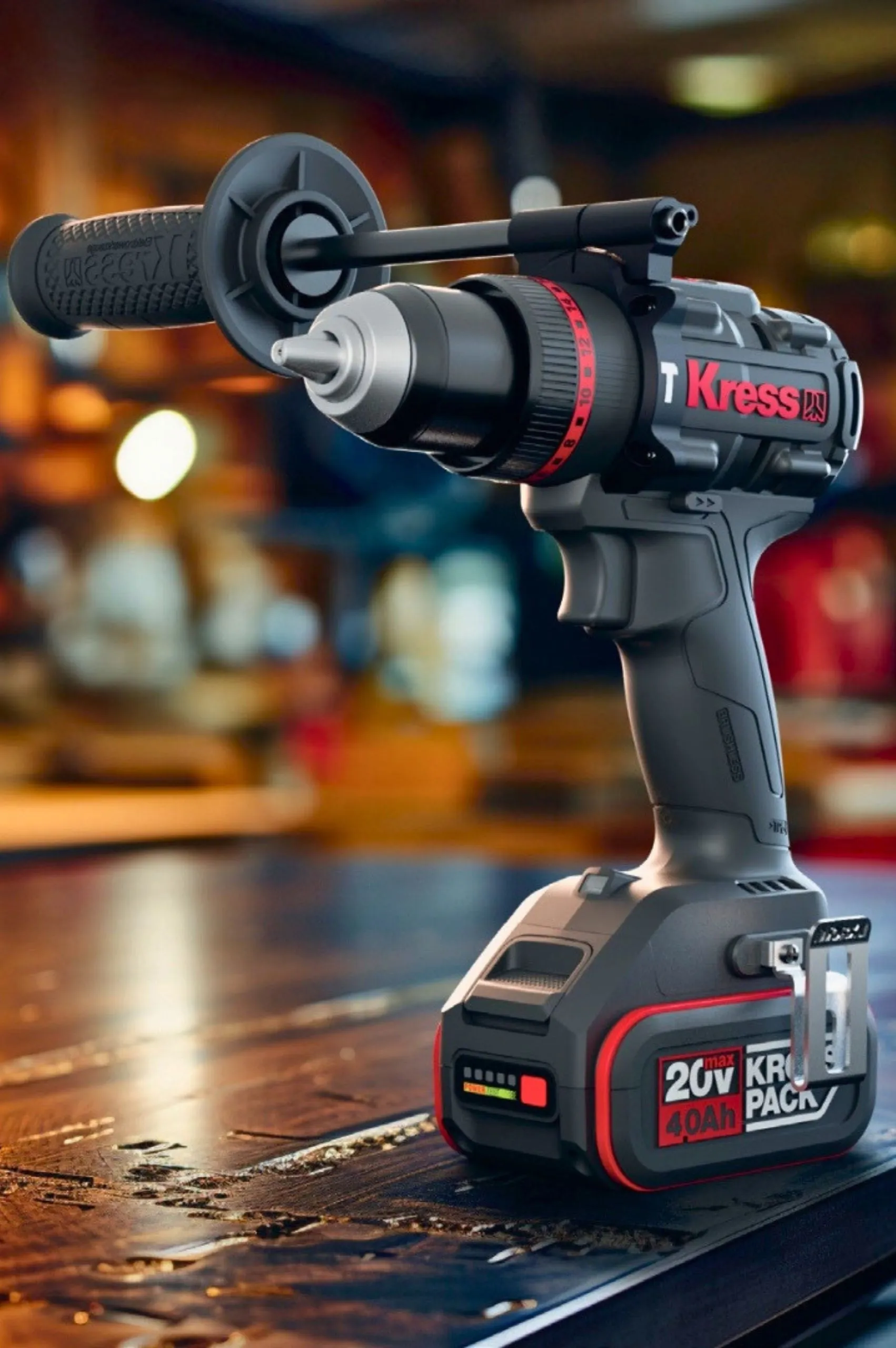 Berbequim preto, de uma marca de ferramentas de construção, pousado numa superfície preta